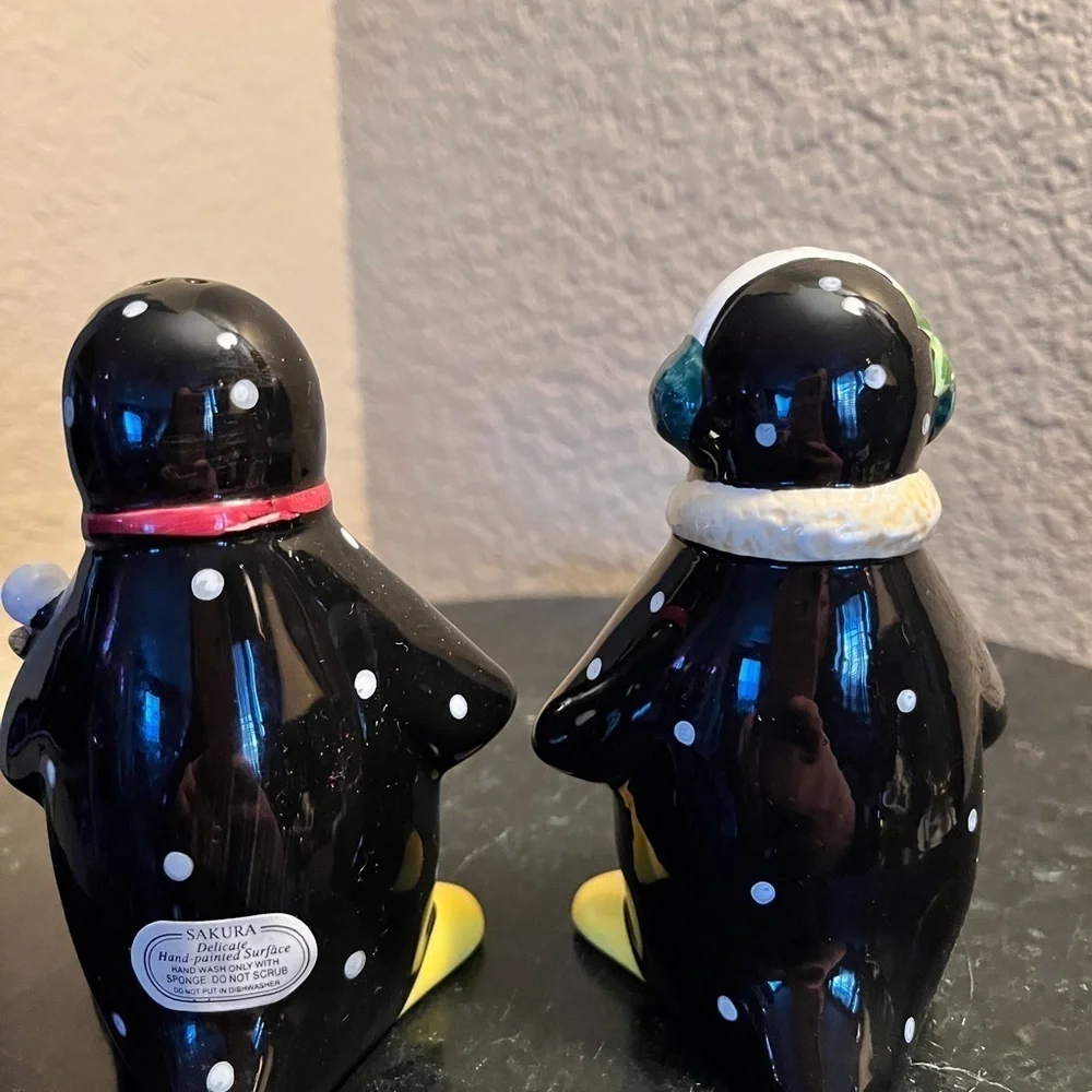 Salt an pepper shakers Penguins. Christmas decor